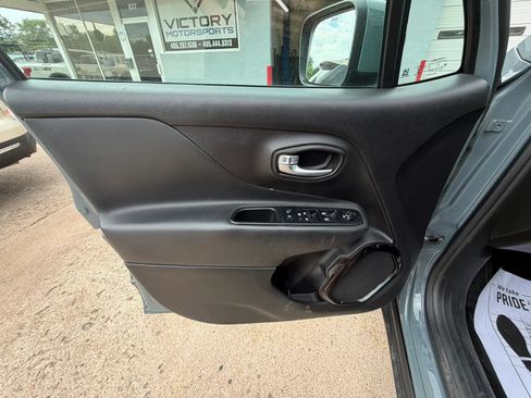 Used 2018 Jeep Renegade Altitude w/ UConnect 8.4 Nav Group FWD image 14