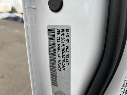 Used 2025 Jeep Compass Limited image 31