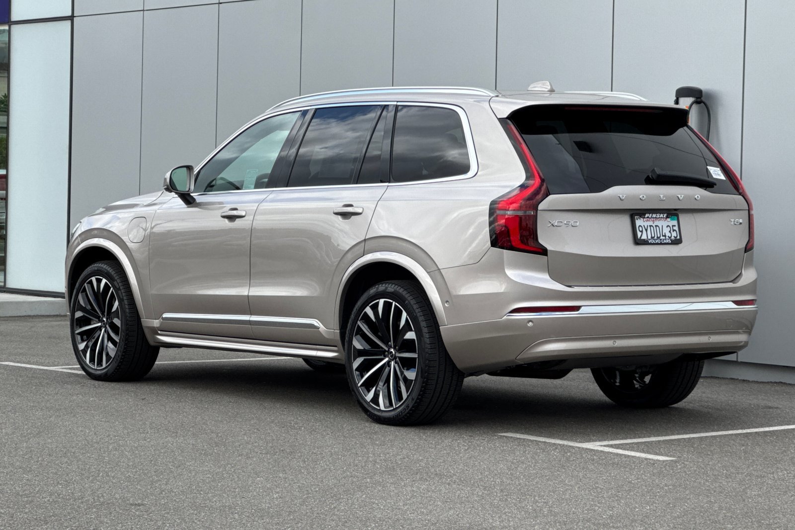 Used 2026 Volvo XC90 T8 Plus w/ Protection Package Premier AWD/4WD image 3