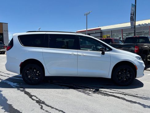 Used 2024 Chrysler Pacifica Touring-L w/ S Appearance Package AWD/4WD image 5