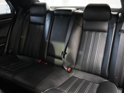 Used 2019 Chrysler 300 S AWD/4WD image 33