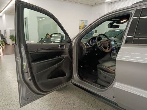 Used 2019 Jeep Grand Cherokee Limited AWD/4WD image 7