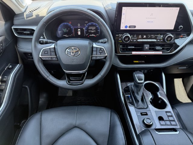 Used 2025 Toyota Highlander Platinum AWD/4WD image 11