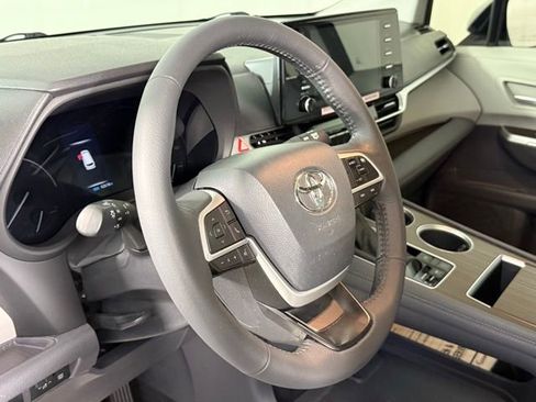 Used 2024 Toyota Sienna XLE FWD image 19