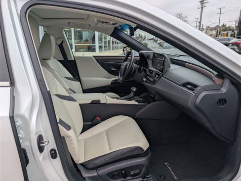 Used 2025 Lexus ES 300h ES 300h image 11