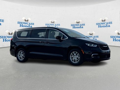 Used 2024 Chrysler Pacifica Touring-L image 10