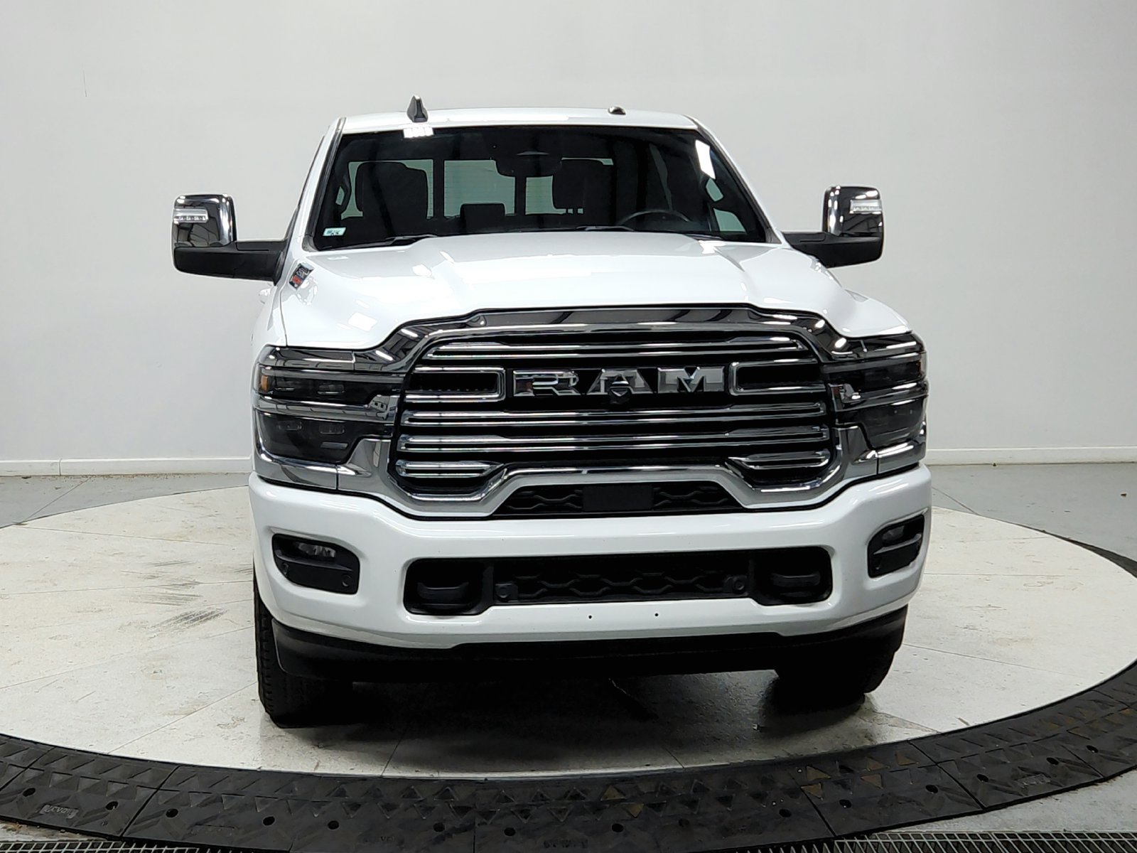 Used 2025 RAM 2500 Laramie AWD/4WD image 3