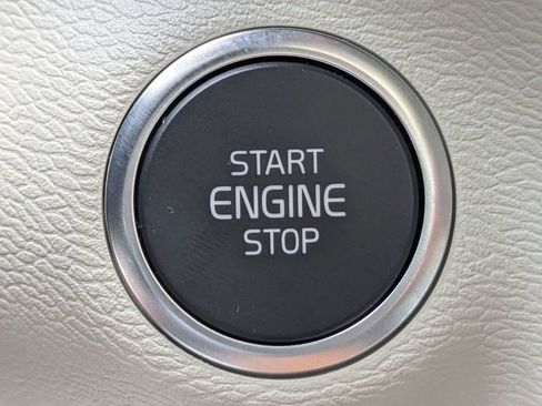 Certified 2026 Volvo XC40 B5 Plus AWD/4WD image 28