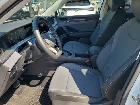Used 2025 Volkswagen Tiguan SE FWD image 17
