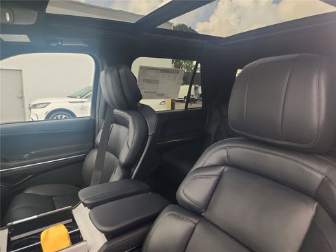 New 2026 Lincoln Navigator Reserve w/ Jet Appearance Package AWD/4WD image 14