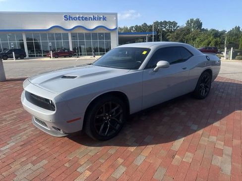 Used 2022 Dodge Challenger SXT w/ Driver Convenience Group RWD image 4