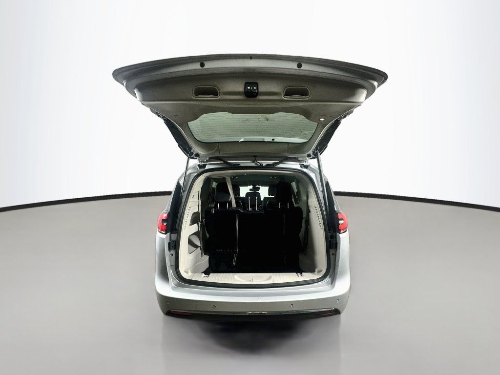 Used 2024 Chrysler Pacifica Touring-L FWD image 38