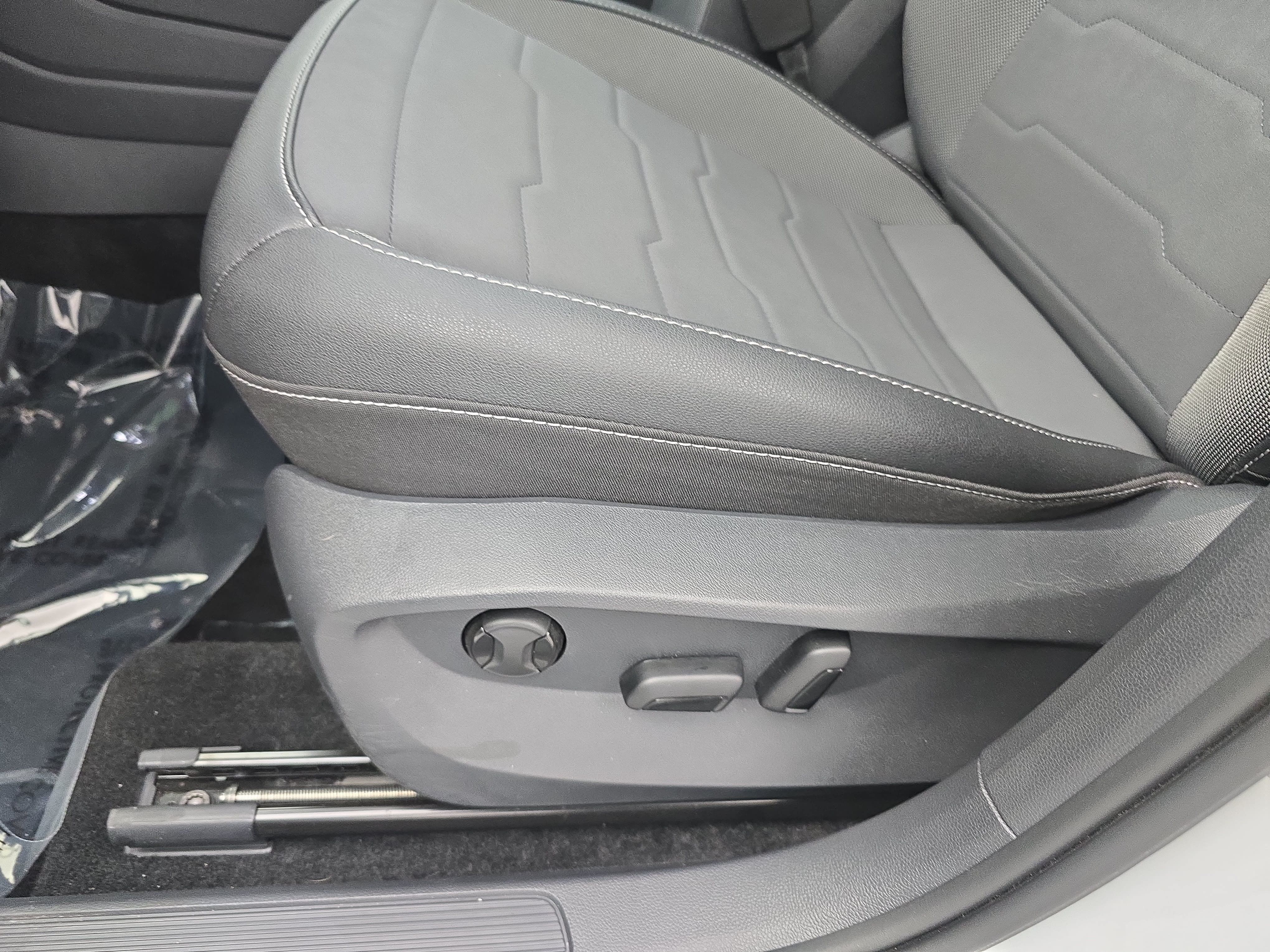 Certified 2025 Volkswagen Taos SE FWD image 28