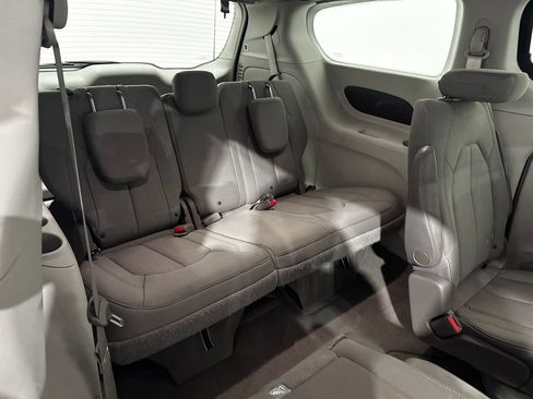 Used 2020 Chrysler Pacifica Touring w/ Advanced Safetytec Group FWD image 27