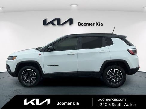 Used 2025 Jeep Compass Trailhawk AWD/4WD image 8