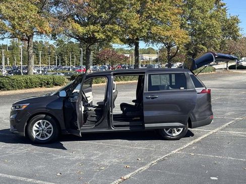 Certified 2023 Kia Carnival LX image 10
