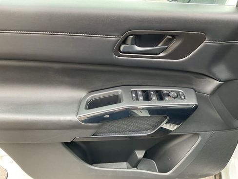 Used 2024 Nissan Pathfinder SV w/ SV Premium Package image 11