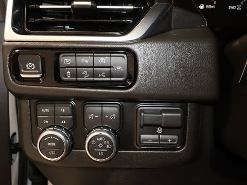Used 2026 GMC Yukon XL Denali w/ Denali Reserve Package AWD/4WD image 11