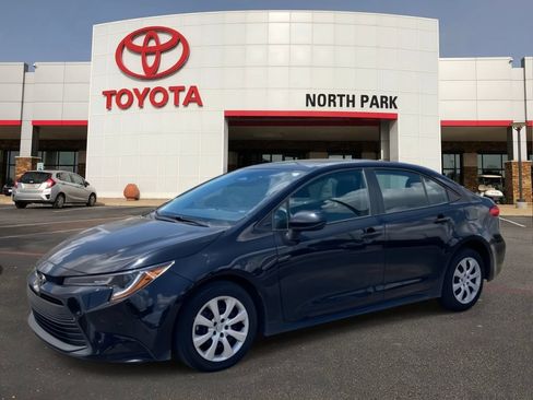 Certified 2025 Toyota Corolla LE FWD image 1