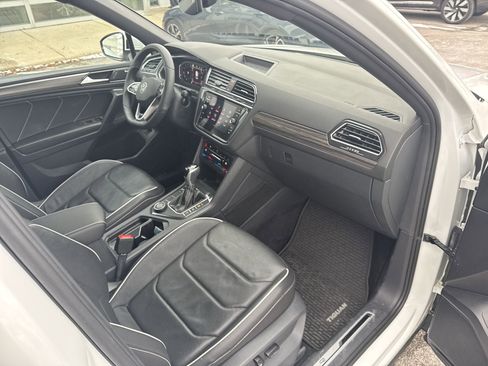Certified 2022 Volkswagen Tiguan SEL R-Line image 30