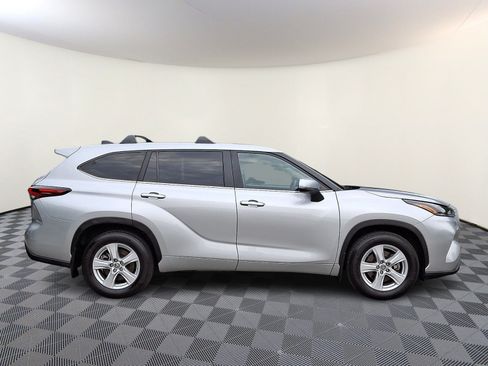 Used 2024 Toyota Highlander LE AWD/4WD image 7