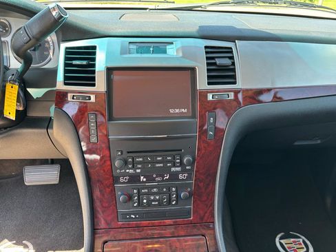 Used 2014 Cadillac Escalade Luxury RWD image 17