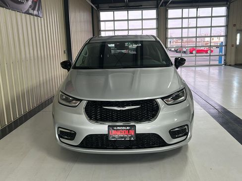 Used 2024 Chrysler Pacifica Touring-L image 7