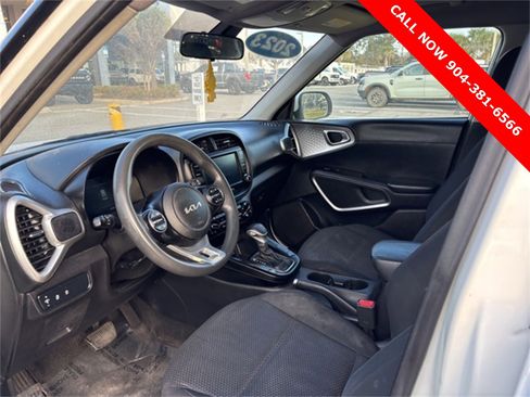 Used 2023 Kia Soul LX image 5