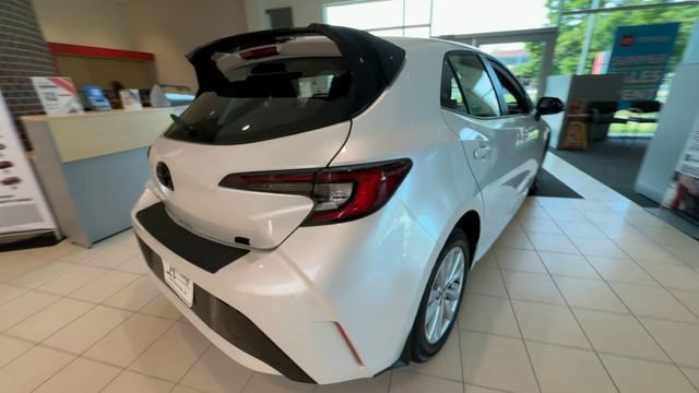 Used 2025 Toyota Corolla SE FWD image 2