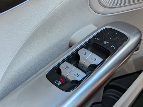 Used 2025 Mercedes-Benz C 300 Sedan image 21