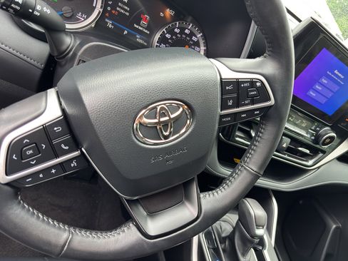 Used 2023 Toyota Highlander XLE AWD/4WD image 14