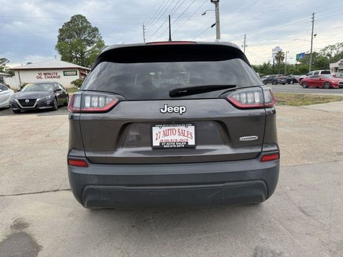 Used 2019 Jeep Cherokee Latitude Plus w/ Comfort/Convenience Group FWD image 6