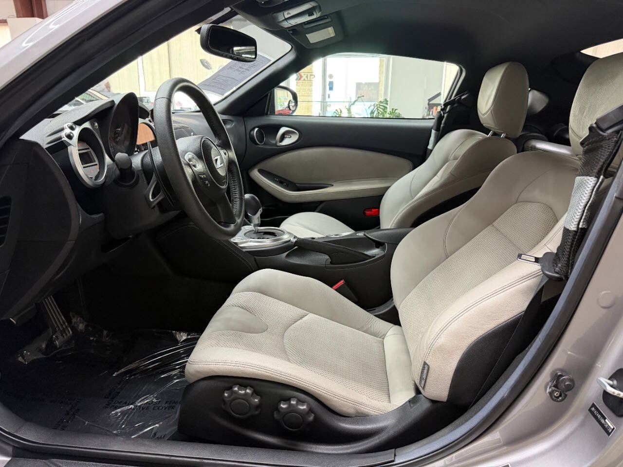 Used 2009 Nissan 370Z Touring w/ Sport Pkg RWD image 11