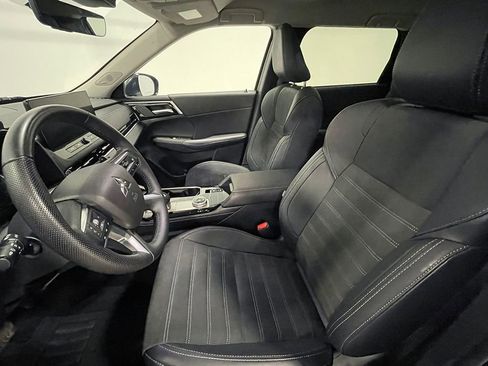 Used 2025 Mitsubishi Outlander AWD image 3