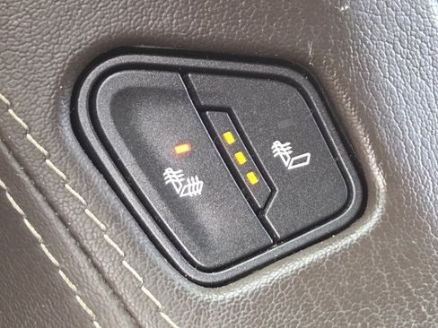 Used 2018 Chevrolet Suburban LT w/ LT Signature Package AWD/4WD image 24