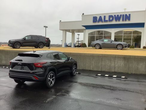 Used 2024 Chevrolet Trax RS w/ Driver Confidence Package image 7