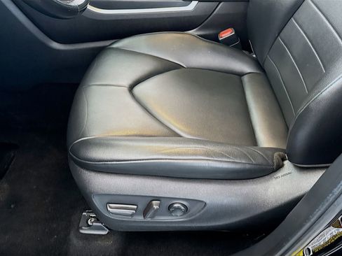 Used 2021 Toyota Highlander XLE AWD/4WD image 13