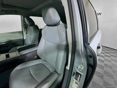 Used 2023 Toyota Sienna XLE image 12