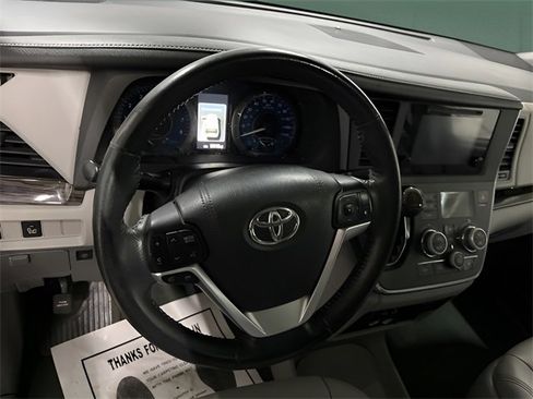 Used 2017 Toyota Sienna XLE image 18