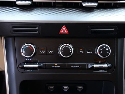 Used 2023 Kia Carnival LX FWD image 20