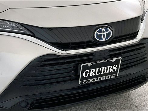 Used 2022 Toyota Venza XLE image 38