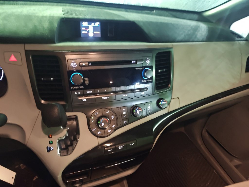 Used 2011 Toyota Sienna LE w/ Towing Pkg AWD/4WD image 11