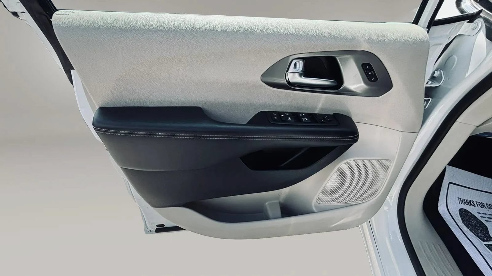 Used 2023 Chrysler Pacifica Touring-L FWD image 11