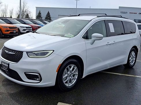 Certified 2022 Chrysler Pacifica Touring-L image 4