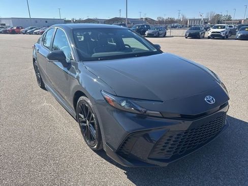 Used 2025 Toyota Camry SE image 7