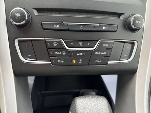 Used 2016 Ford Fusion SE image 18