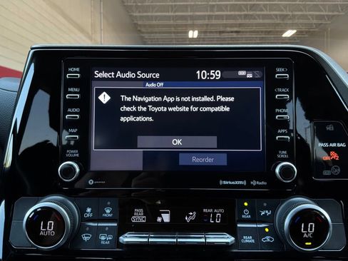 Used 2022 Toyota Highlander LE AWD/4WD image 33