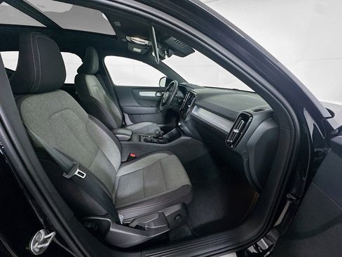 Used 2025 Volvo XC40 B5 Core AWD/4WD image 32