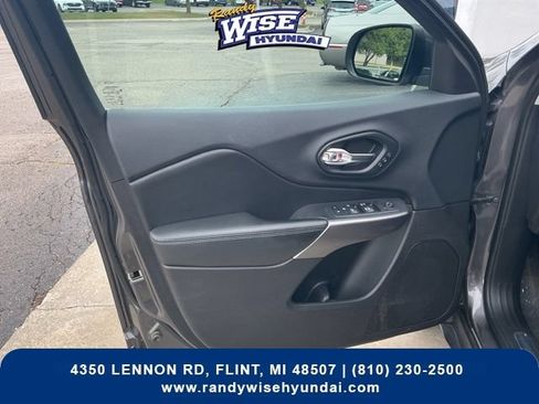 Used 2019 Jeep Cherokee Limited AWD/4WD image 12