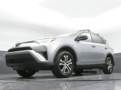 Used 2018 Toyota RAV4 LE FWD image 21